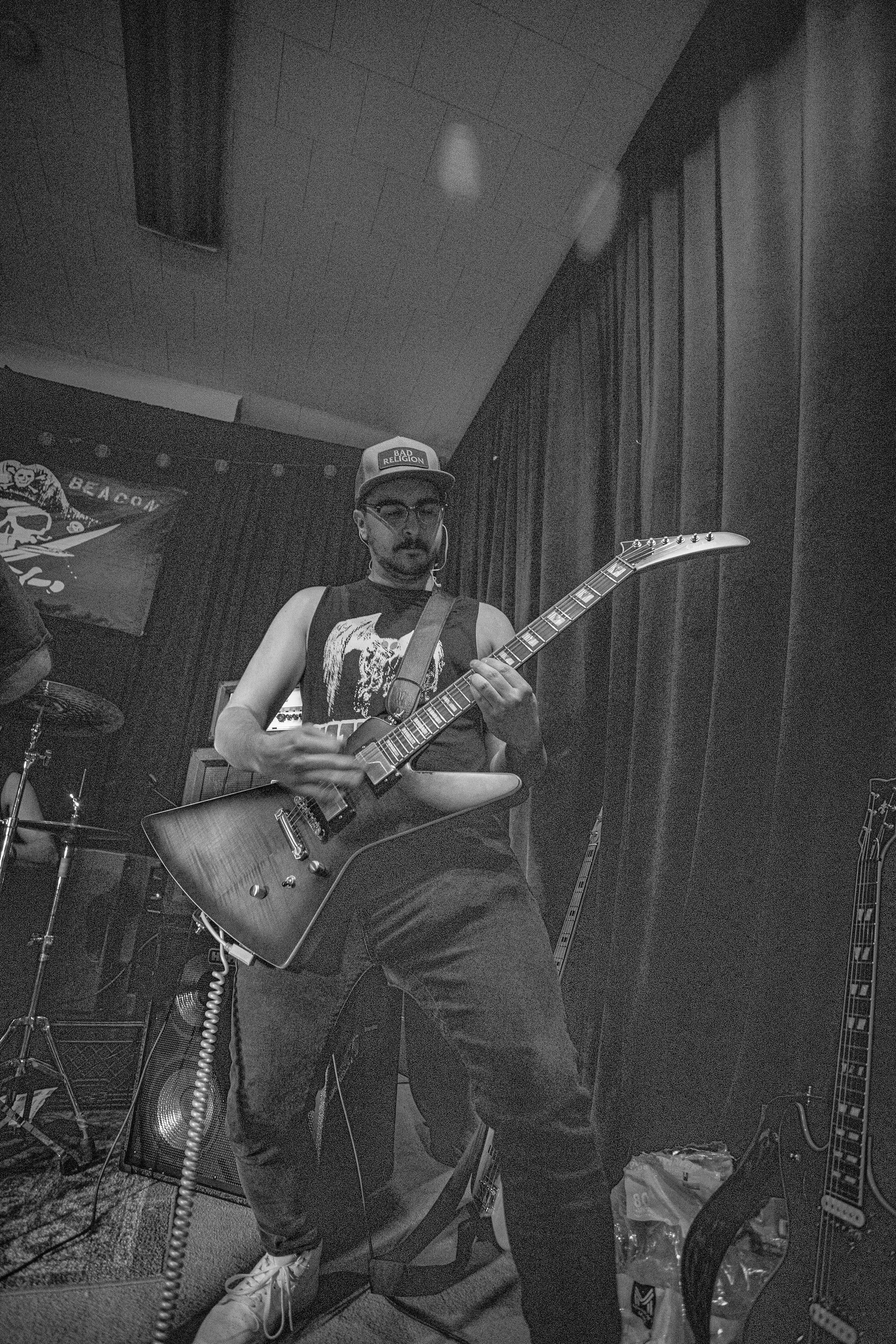 Star Viper live at Green Beacon Gallery Show 2024, photo 8 by Don Jilla
